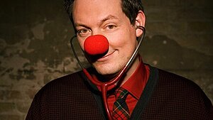 Foto von Dr. Eckart von Hirschhausen mit einer roten Clown-Nase