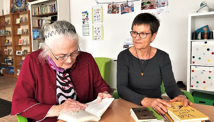 Marianne Hamfler und Gisela Zillmer lesen in Büchern