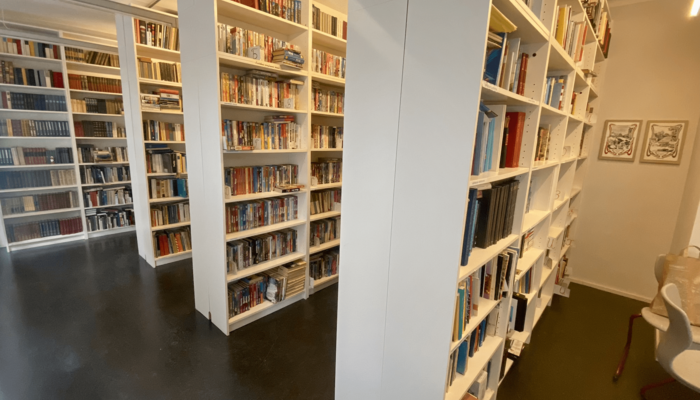 Mehrere hohe Bücherregale in einem Raum