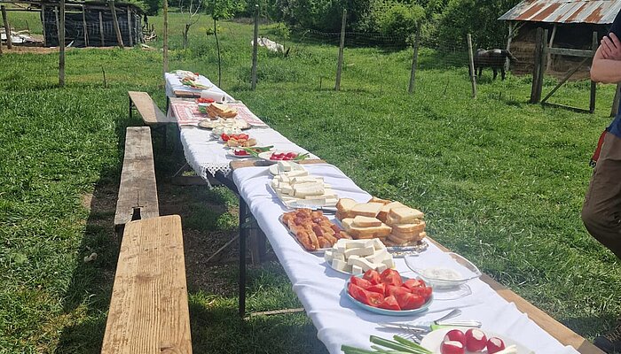 Eine lange Tafel voller Essen