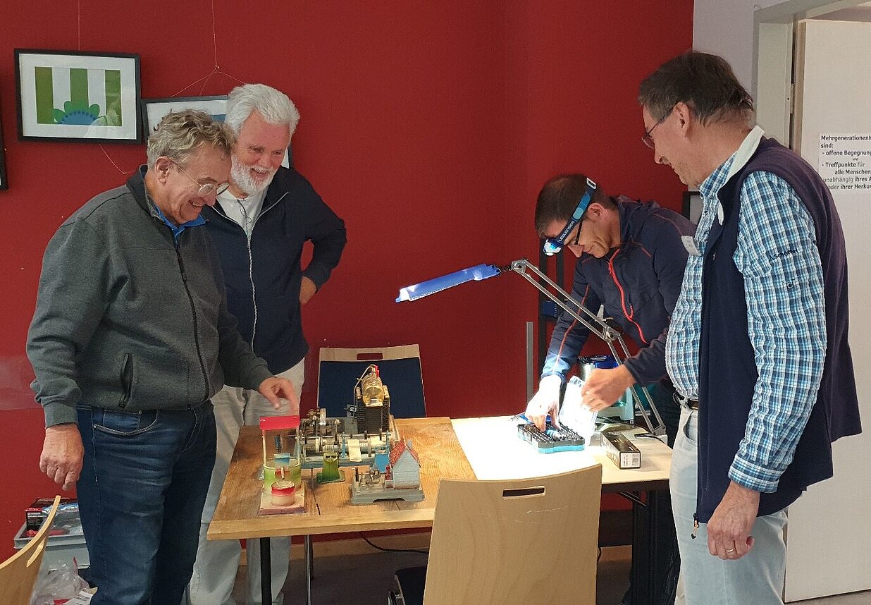 Das Team Repair Café Puchheim in Aktion