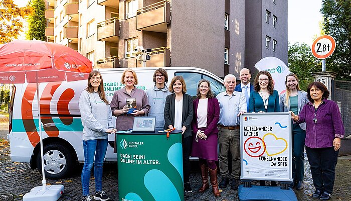 Bundesfamilienministerin Lisa Paus und das Team "Digitaler Engel" vor einem Transporter