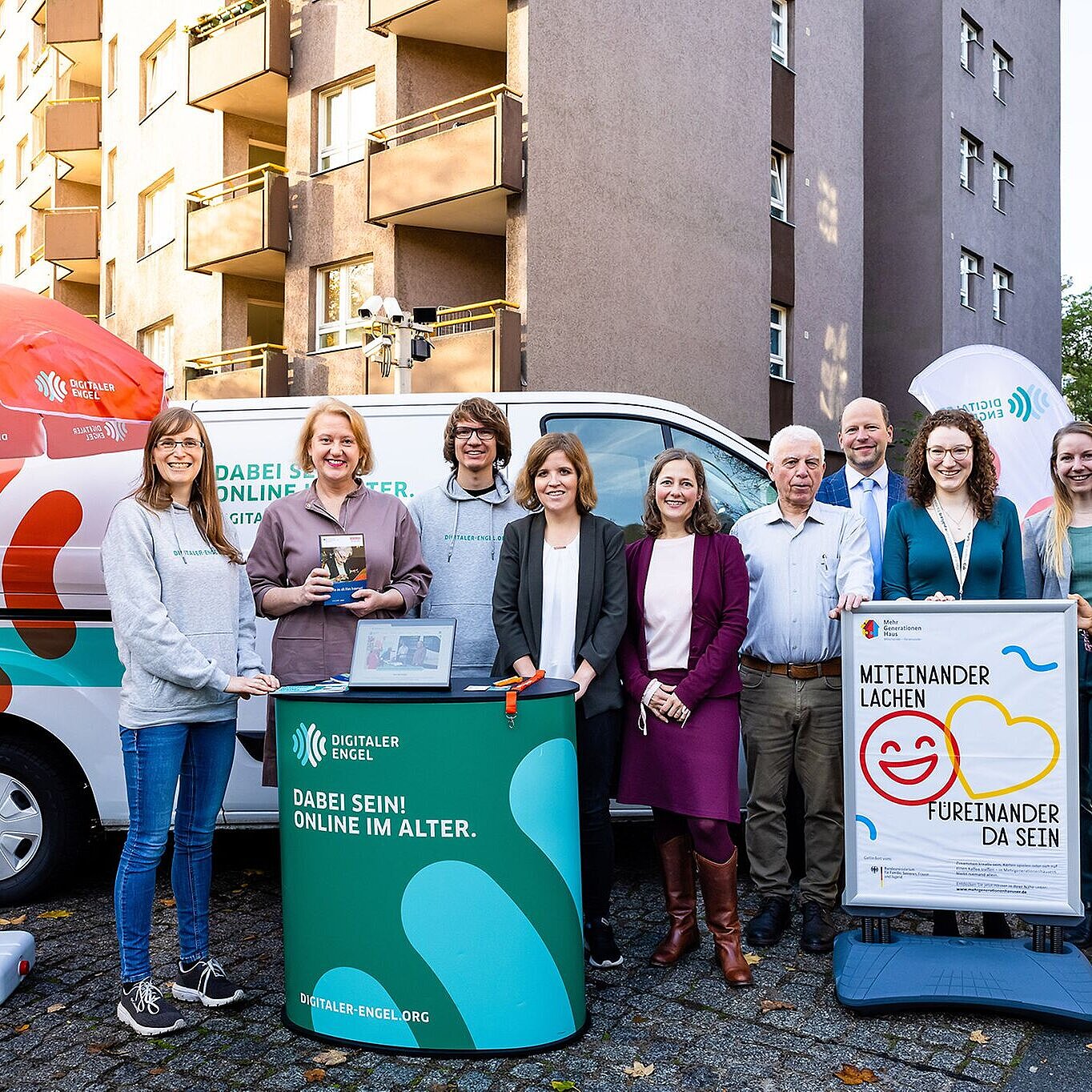 Bundesfamilienministerin Lisa Paus und das Team "Digitaler Engel" vor einem Transporter