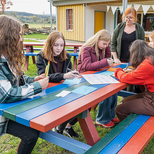 Gruppenarbeit mit Jugendlichen und einer Betreuerin