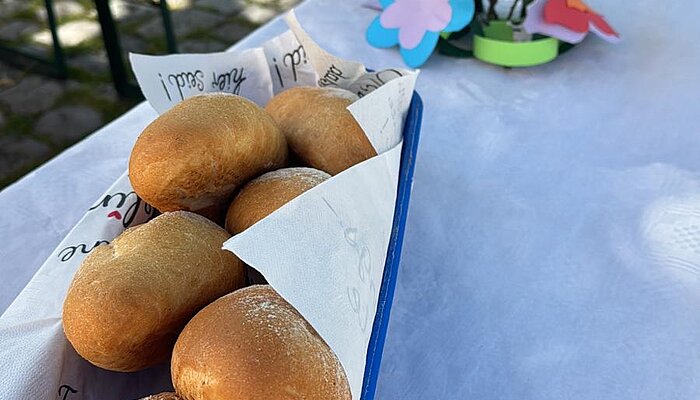 Duftende Brötchen, gebastelte Deko, schöne Blumen und leckerer Kaffee auf jedem Tisch.