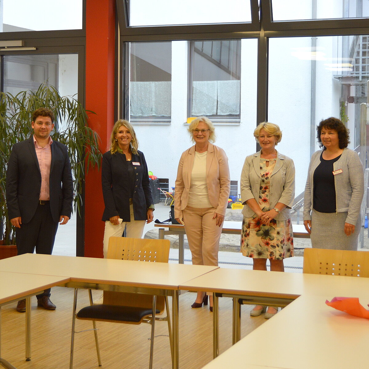 © AWO Kreisverband Landshut e.V. Bundesfamilienministerin Christine Lambrecht mit den Engagierten sowie Besucherinnen und Besuchern aus dem Mehrgenerationenhaus Landshut.