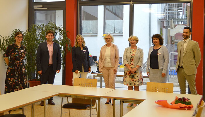 Bundesfamilienministerin Christine Lambrecht mit den Engagierten sowie Besucherinnen und Besuchern aus dem Mehrgenerationenhaus Landshut.