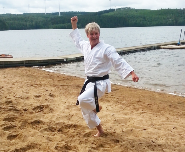 Ulrich Schulze in Karatekleidung am Strand in Karatepose