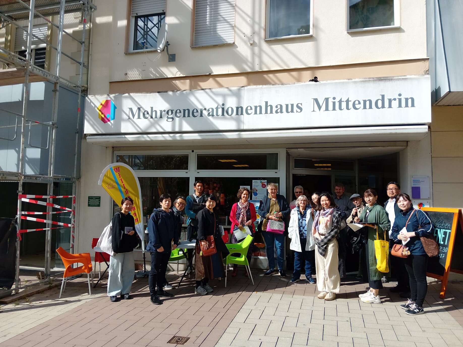 Die japanische Delegation steht vor dem Mehrgenerationenhaus