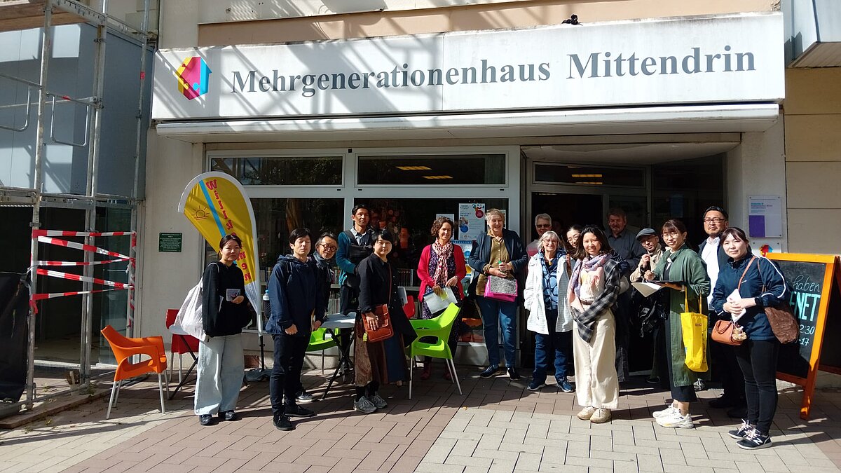 MGH "Mittendrin", Altenkirchen Die japanische Delegation steht vor dem Mehrgenerationenhaus