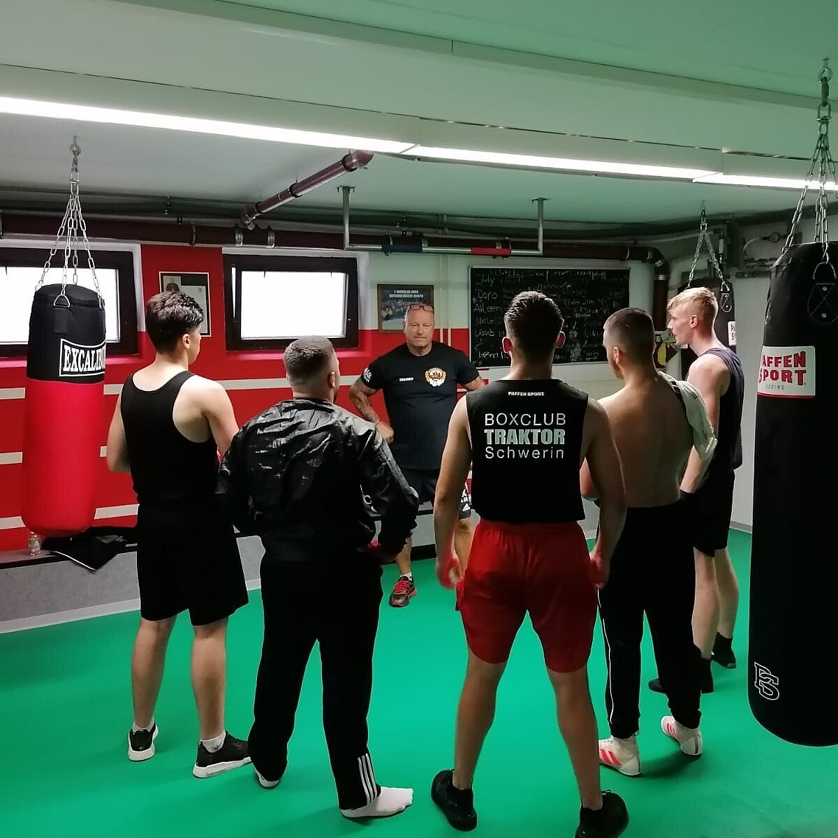 Deddy Krause mit Teilnehmenden des Boxtraining im Boxkeller des MGH Krebsförden