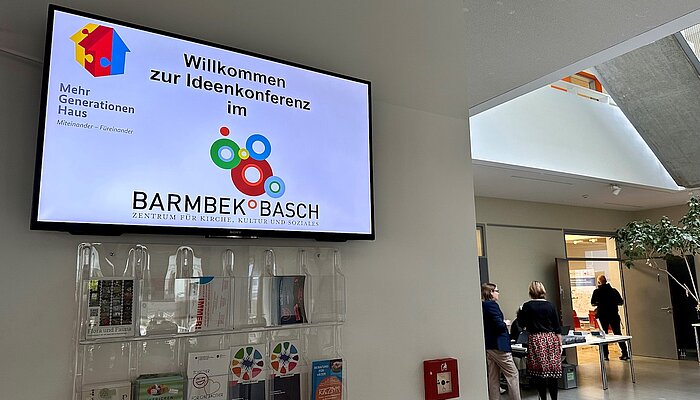 Monitor in einem Foyer mit der Aufschrift "Willkommen zur Ideenkonferenz im BARMBEK BASCH"